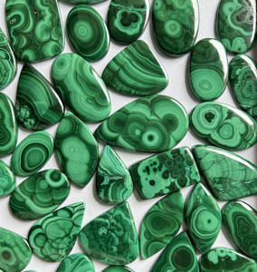 Vente en gros ARHAN GEMS Cabochon en pierre de malachite naturelle gemmes semi-précieuses vertes en vrac mélange lisse forme taille libre 100g quantité minimale de commande bricolage - Product Image 1