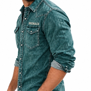 Camisa de Mezclilla para Hombre, Manga Larga, Botones al Frente, Bolsillo en el Pecho, Estilo Casual Lavado, Diseño de Corte Relajado, Fabricante de Ropa OEM - Product Image 4