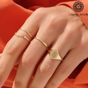 Bague de fiançailles en argent plaqué or avec moissanite taille coussin et sertissage à griffes, bijoux minimalistes pour femme Charm Jewells - Product Image 2