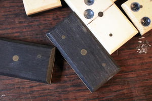 Ensemble de dominos en os antique artisanal naturel dans une boîte à couvercle coulissant en bois - 28 tuiles - Product Image 3