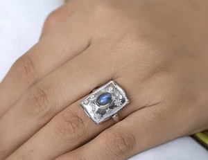 Anillo de Plata de Ley 925 con Labradorita Natural, Anillo de Cristal con Destello Azul, Joyería Fina de Moda Artesanal Contemporánea - Product Image 4
