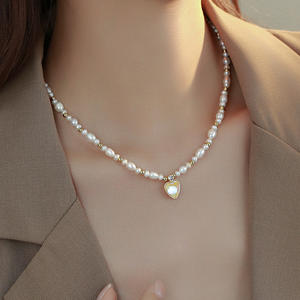 Collar de Perlas Barrocas de Alta Gama para Mujer con Colgante de Corazón, Cadena de Perlas de Agua Dulce Irregulares para Suéteres - Product Image 1