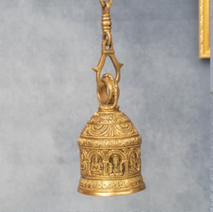 Cloche de temple suspendue en laiton, richement détaillée, avec des figures de divinités en relief sur la partie inférieure, accrochée à un maillon de chaîne. - Product Image 1