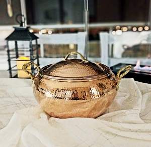 Casserole en cuivre authentique faite à la main avec couvercle et poignées en laiton, ustensile de cuisine traditionnel pour la maison et la restauration - Product Image 2