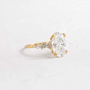 แหวนแต่งงาน/หมั้น อาริน เอเทอร์นิตี้ แบนด์ ประดับเพชรทรงเอเมอรัลด์คัต ผลิตในห้องปฏิบัติการ พร้อมใบรับรอง IGI/GIA ทอง 14k คลาสสิก เครื่องประดับเพชรสร้างในห้องปฏิบัติการ - Product Image 3