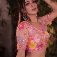 Lehenga Choli brodé en fil de soie Kasturi et de sequins, avec jupe évasée de 3,25 mètres et dupatta en soie créponnée de créateur