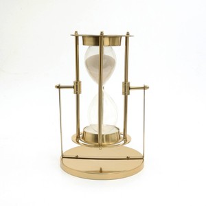 Reloj de arena tradicional de latón con bulbo de vidrio y marco metálico, hecho a mano para un cronometraje preciso - Product Image 1