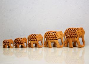 Ensemble de 5 éléphants en bois sculptés à la main avec technique Jaali, statues décoratives traditionnelles indiennes Vastu pour la décoration intérieure - Product Image 3