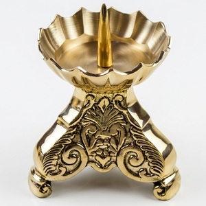 Chandelier en laiton doré baroque orné, avec coupelle festonnée et pointes, pour bougie pilier, décoration de table vintage pour la maison, vente en gros - Product Image 1