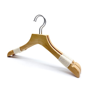 Perchas de madera para ropa, antideslizantes, con logotipos personalizables, precios asequibles, excelente calidad, diseño moderno. - Product Image 1