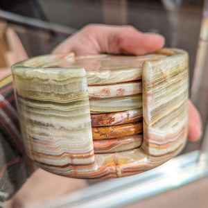 Ensemble de six sous-verres en pierre d'onyx sculptée avec support, décoration élégante pour la maison - Product Image 5