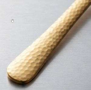 Ensemble de couverts minimalistes en or avec poignées martelées, finition miroir, résistant à la rouille, pour les mariages, les événements et les repas quotidiens - Product Image 3