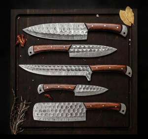Juego de Cuchillos de Chef de Acero de Damasco Forjados a Mano de 5 Piezas con Mangos de Madera, Hojas Afiladas, Diseño Ambidiestro y Borde Dentado para Uso Diario - Product Image 1