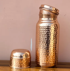 Bouteille d'eau classique en cuivre pur, écologique, martelée à la main, surface à motif alvéolé, avec bouchon en verre intégré, sans joint, anti-fuite - Product Image 5
