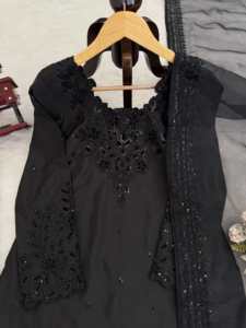 เสื้อท่อนบนสำเร็จรูปผ้าเครปธรรมชาติปักลายด้วยด้ายและลูกปัด พร้อมกางเกงฟาร์ชีเย็บสำเร็จ และผ้าคลุมไหล่ผ้าไหมออร์แกนซ่าปักลาย - Product Image 5