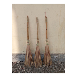 Balai à fibres rigides avec manche en bois, qualité fiable, fourni directement par l'usine, idéal pour les entrepôts, les écoles et les espaces extérieurs. - Product Image 1