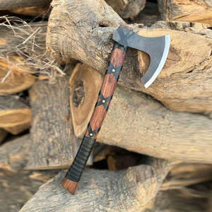 ขวานสไตล์นอร์สเกรดอุตสาหกรรม ผลิตตามสั่ง พร้อมหัวเหล็กมีลวดลายและด้ามไม้ตกแต่งอย่างมีศิลปะ เหมาะสำหรับเป็นของขวัญและของตกแต่ง - Product Image 1