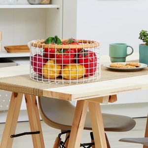 Panier de rangement moderne en fil métallique, forme ronde, porte-fruits, en métal blanc avec bord en bois, empilable, pour un rangement soigné, en provenance d'Inde - Product Image 3