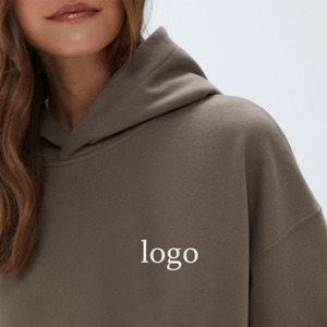 Sweat à capuche oversize pour femme avec logo personnalisé sur la poitrine, cordon de serrage, capuche croisée, épaules tombantes et poche kangourou - Product Image 5