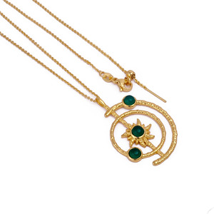 Collier avec pendentifs en pierre de cabochon Onyx Vert motif soleil, artisanal, en laiton plaqué or, religieux, personnalisé OEM/ODM - Product Image 2