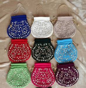 Bolso de Mano de Terciopelo con Bordado Zari, Diseño de Moda India, para Bodas, con Diseños Variados, Tradicional, Nuevo - Product Image 1