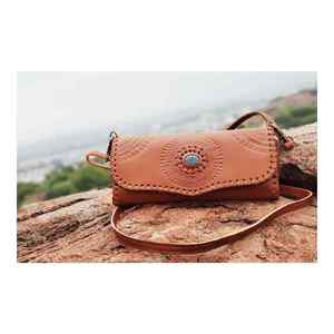 Bolso bandolera de cuero color canela hecho a mano con piedra turquesa y diseño grabado a mano – Bolso de mano estilo bohemio - Product Image 4