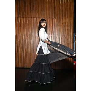 Ensemble jupe en mousseline de soie noir et blanc en métal, taille XS, hauts à manches trois-quarts - Product Image 2