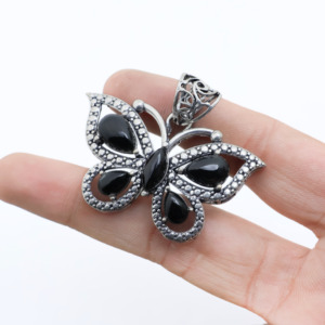 Elegante colgante de mariposa de ónix con detalles plateados - Product Image 5