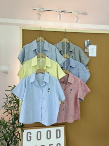 Chemisier décontracté ample à rayures pastel pour femme L845, broderie ours, manches courtes, boutonnage, coupe oversize, haut d'été - Product Image 1