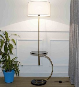 Lámpara de pie de lujo con trípode de hierro y pantalla metálica en acabado dorado y negro, OEM, ODM, bajo MOQ, precio de fábrica, venta al por mayor, suministro a granel. - Product Image 5
