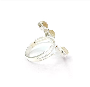 Anillo Delicado de Piedra Lunar Arcoíris, Plata Sólida 925, Diseño Simple de Tres Piedras con Banda Envolvente, Joyería Moderna - Product Image 3