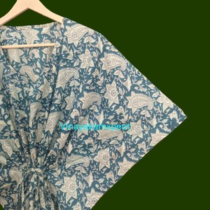 Robe Kaftan Midi Artisanale Exquise à Motifs Floraux Bleus pour Femme, Imprimé Sanganeri Intricat, Col en V, 100% Coton - Product Image 2