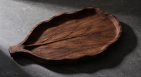 Plateau de service en bois au design botanique unique, plateau en bois de mangue foncé avec forme de feuille et tige sculptée