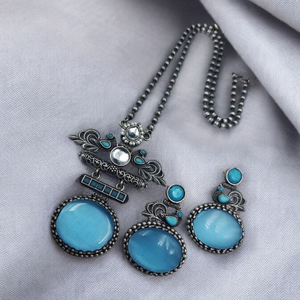 Ensemble de bijoux indiens traditionnels en laiton oxydé avec pierres en verre bleu, pour mariages et occasions festives, par Om Fashion Studio - Product Image 1