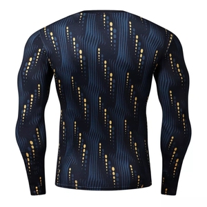 Rashguard personnalisé pour homme en polyester et élasthanne respirant, très demandé, avec logo personnalisé par sublimation. - Product Image 3