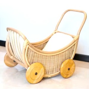 Cochecito de juguete de ratán tejido con asa para niños, carrito de arrastre para muñecas, juguete infantil, fabricado en Vietnam. - Product Image 2