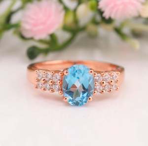 Anillo de Compromiso de Lujo para Mujer con Topacio Azul Natural, Corte Ovalado, Chapado en Oro de 14k, Plata de Ley, Engaste de Garras - Product Image 2