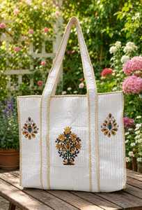กระเป๋าผ้าฝ้ายสีขาวปักลายดอกไม้สีแดงสไตล์โบฮีเมียน กระเป๋าช้อปปิ้งแบบเปิดด้านบนสำหรับทุกฤดูกาล - Product Image 1