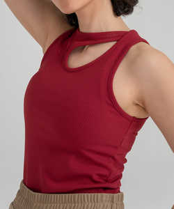 Top sin mangas rojo acanalado para mujer con cuello moderno y textura acanalada, elegante top sin mangas hecho a medida para mujer - Product Image 5