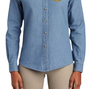 AKA Camisa vaquera de mujer de manga larga con botones al frente y logo Shield, color azul claro - Product Image 5