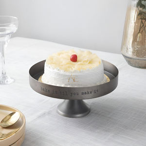 Soporte moderno de metal para pasteles con cita grabada, bandeja de servir gris mate, bandeja de exhibición de postres para el hogar y hoteles, vajilla de panadería. - Product Image 1