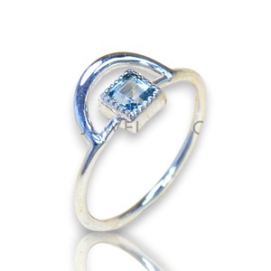 Anillo Elegante y Delicado de Plata de Ley 925 con Topacio Azul y Engaste de Garras, Gema Natural Facetada de Primera Calidad para Mujer - Product Image 1