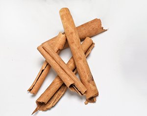 Palitos de canela Cassia de calidad premium, tamaño uniforme de 8 a 10 cm, secados naturalmente para conservar el sabor, para suministro al por mayor. - Product Image 2