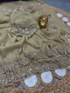 Exquisito Saree con Cuentas Doradas y Brillo de Terciopelo, Lujosas Lentejuelas y Trabajo Artesanal Cutdana, Incluye Blusa de Diseño - Product Image 2