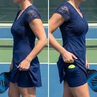 Robe de pickleball élégante pour femme avec encolure en dentelle florale, manches courtes transparentes, short assorti, séchage rapide, respirante, vêtements de sport personnalisés