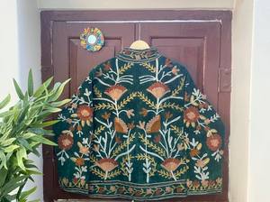 Chaqueta de terciopelo verde Suzani bordada a mano, abrigo tradicional floral bohemio para festivales. - Product Image 5