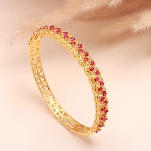 Brazalete de Oro Sólido de 18K para Mujer con Rubíes, Diseño Geométrico, Engaste de Bisel, Joyería Clásica para Bodas, Precio al por Mayor - Product Image 3