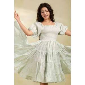 Robe midi smockée vert sauge avec manches bouffantes, à volants, fluide, 100 % coton, col en U, écologique, coupe trapèze, pour l'été et les brunches - Product Image 2