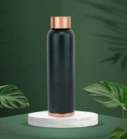 Bouteille d'eau en cuivre ayurvédique traditionnelle, faite à la main, en cuivre pur, pour un style de vie bien-être, hydratation quotidienne, usage domestique