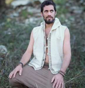 Veste sans manches à capuche artisanale de style bohème ethnique pour hommes, vêtement de festival artisanal, gilet pour la méditation et tenues décontractées d'été - Product Image 2